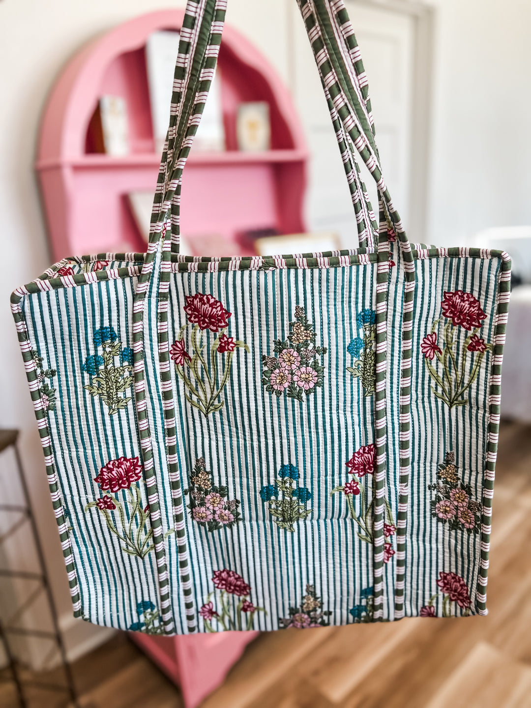 Striped quilted tote bag with floral bunches 