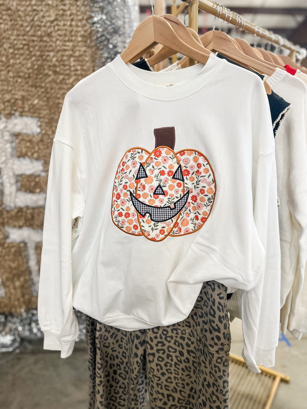 White sweatshirt with floral pumpkin design