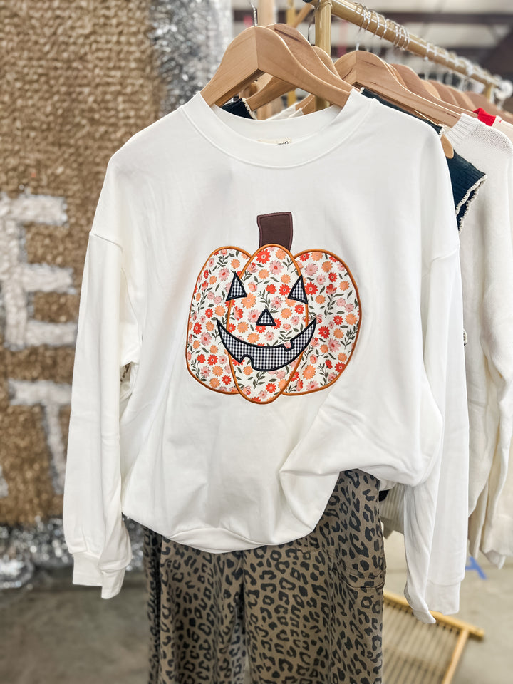 White sweatshirt with floral pumpkin design