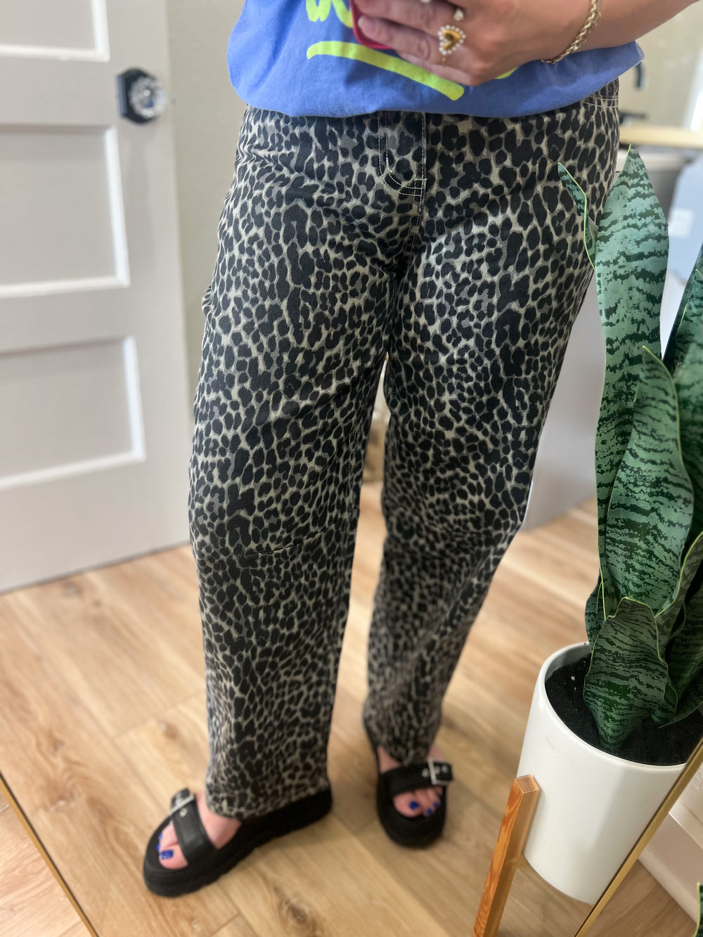 woman waring leopard barrel pants casual  outfit