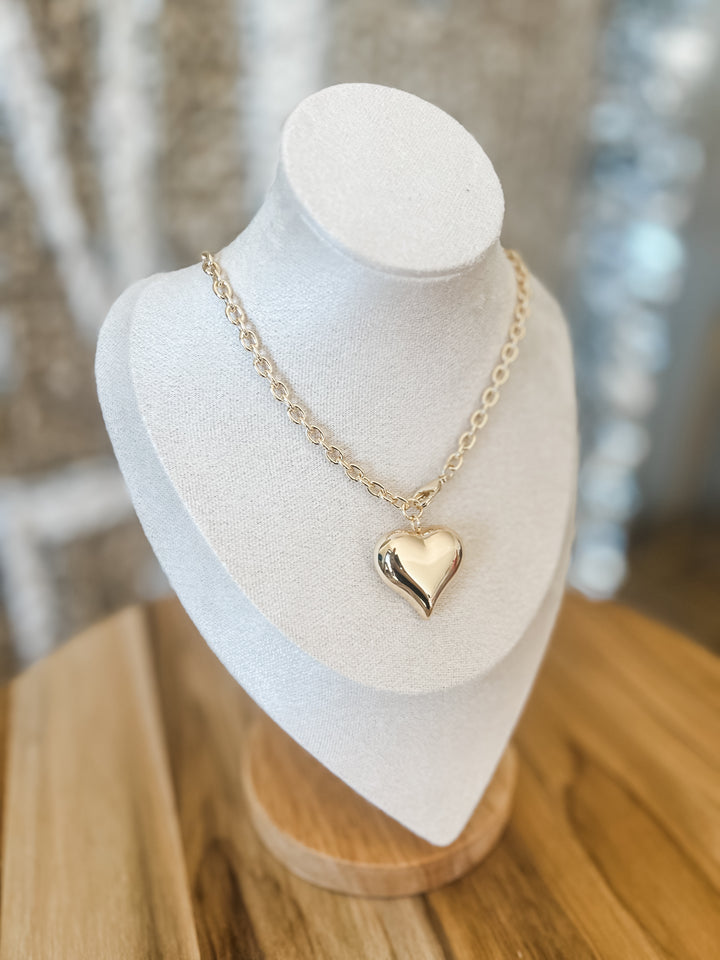 Gold heart-shaped pendant necklace 