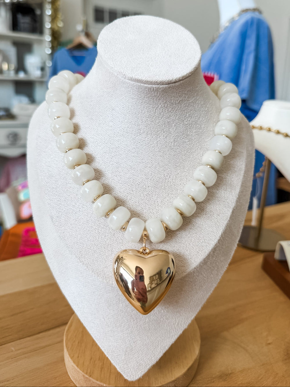 White beaded gold necklace work gold heart in boutique 
