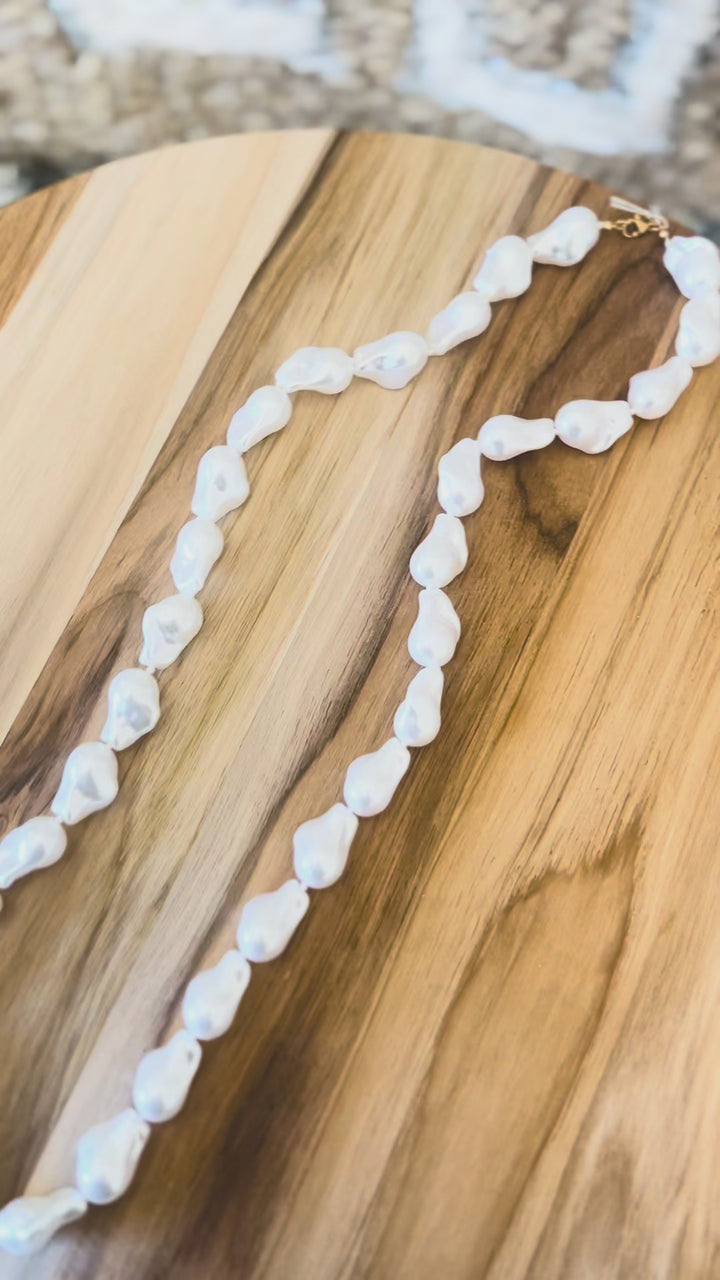 Pearlescent necklace 