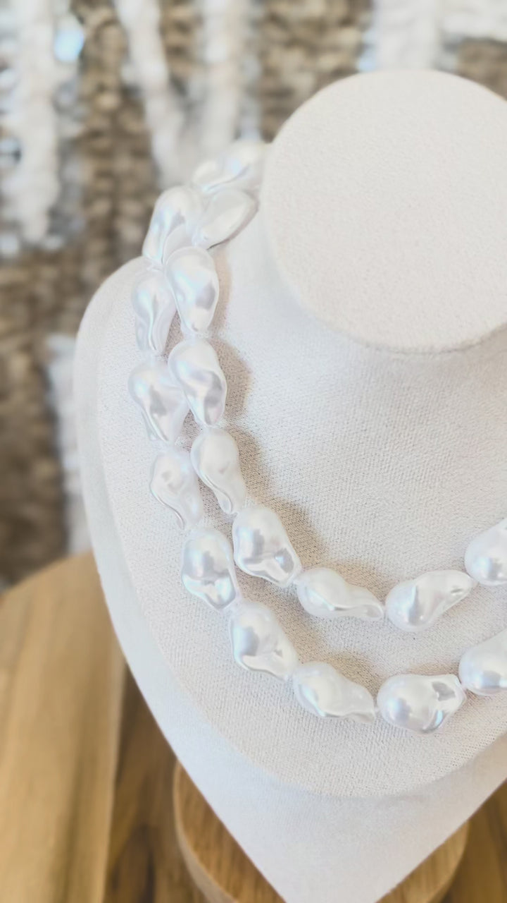 Pearlescent necklace folded with layered look